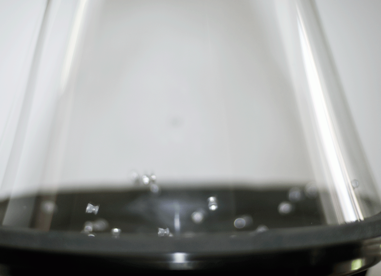 Campana de cristal incoloro termoformada instalada sobre altavoz. Al interior balas de plomo.