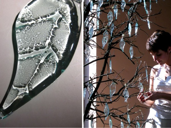 Hojas de vidrio colgadas de un árbol. Regalo de boda.