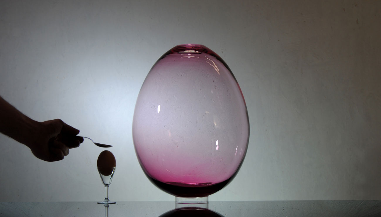 Huevo de vidrio rosa soplado 
