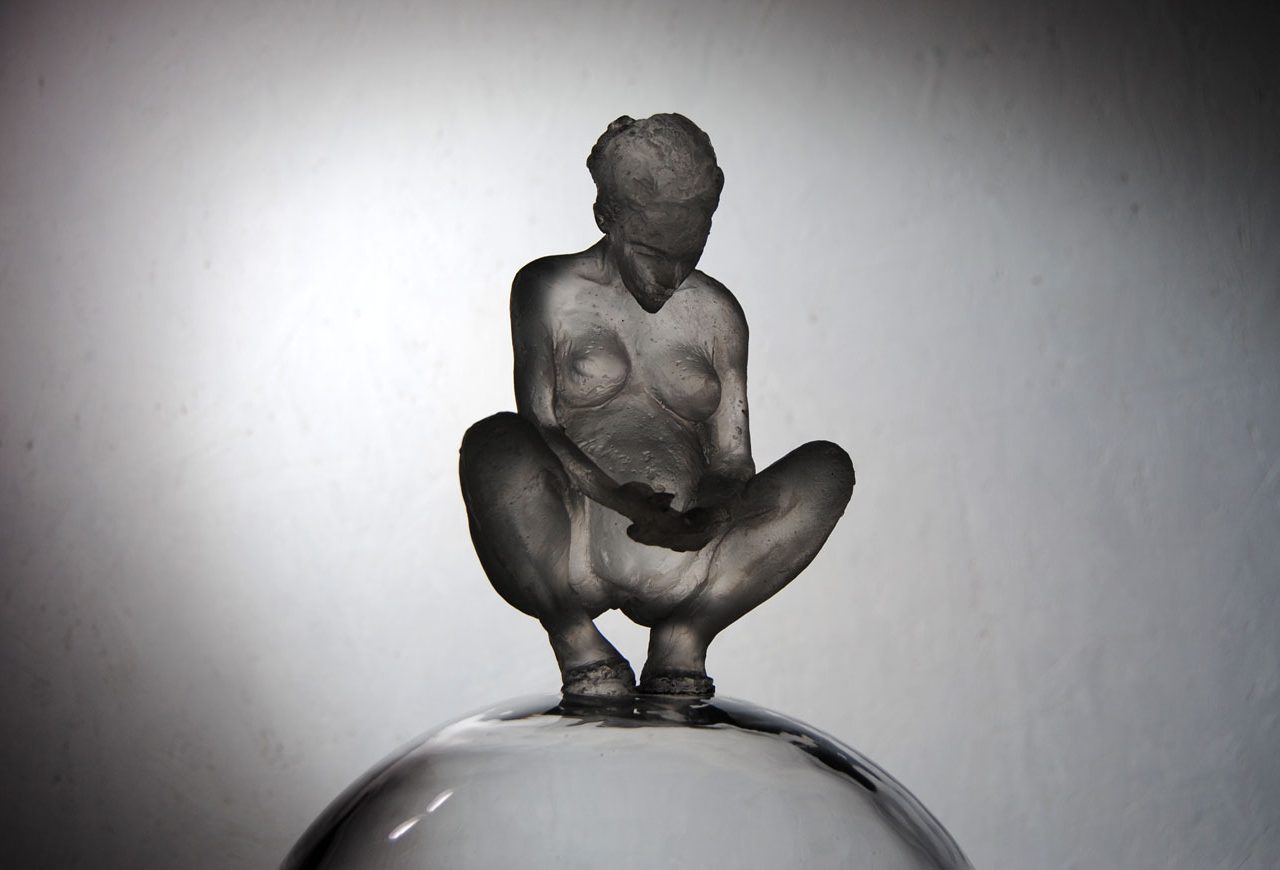 Escultura en vidrio transparente de mujer embarazada