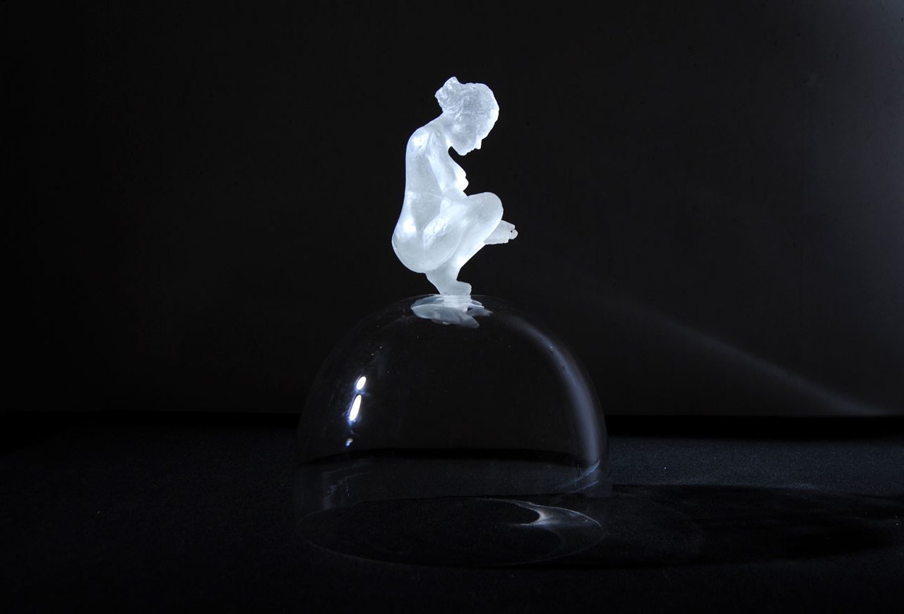 Escultura en vidrio transparente de mujer embarazada